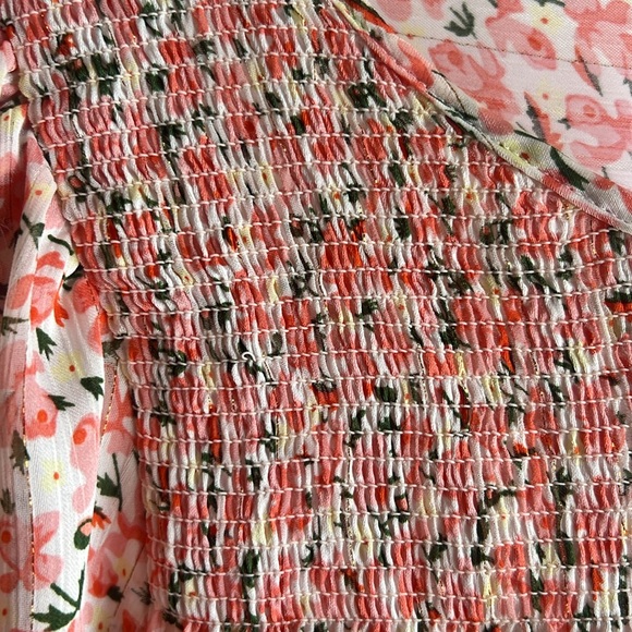 Flower-patterned flowing top. - Picture 3 of 5